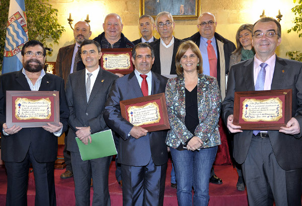 Alcaldesa con homenajeados